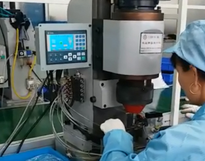 旋鉚彈簧片